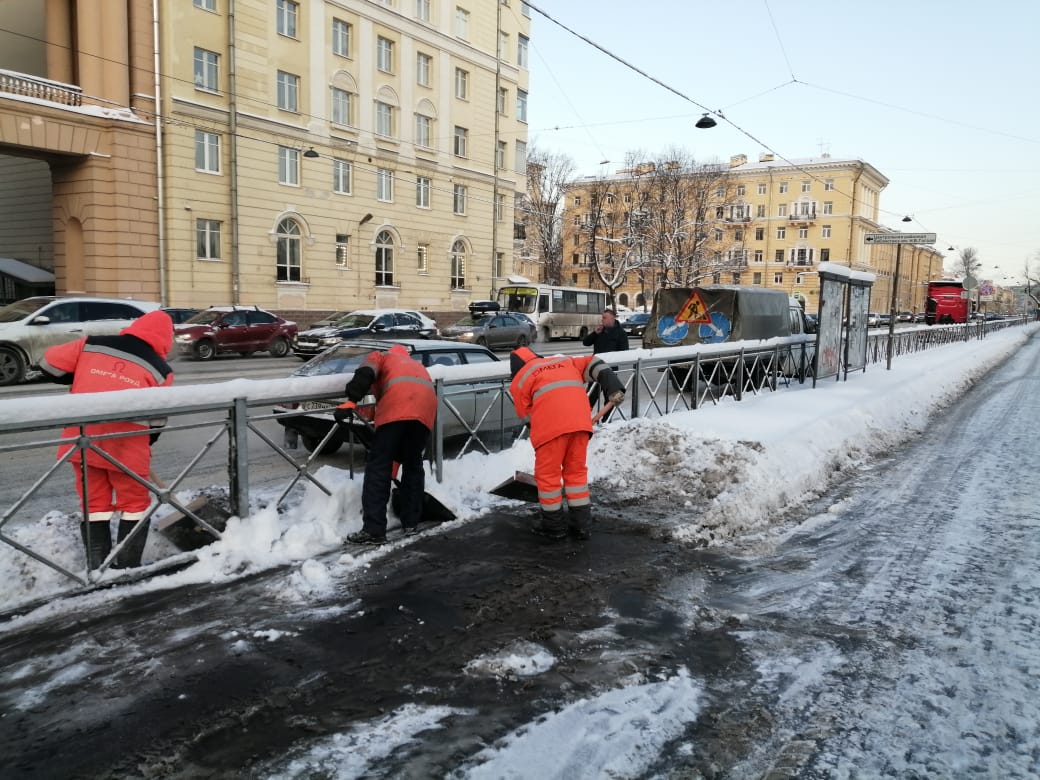 Снег см. Зима в Петербурге. Дороги в Питере после чистки снега. Сильный снегопад. Сильный снег.