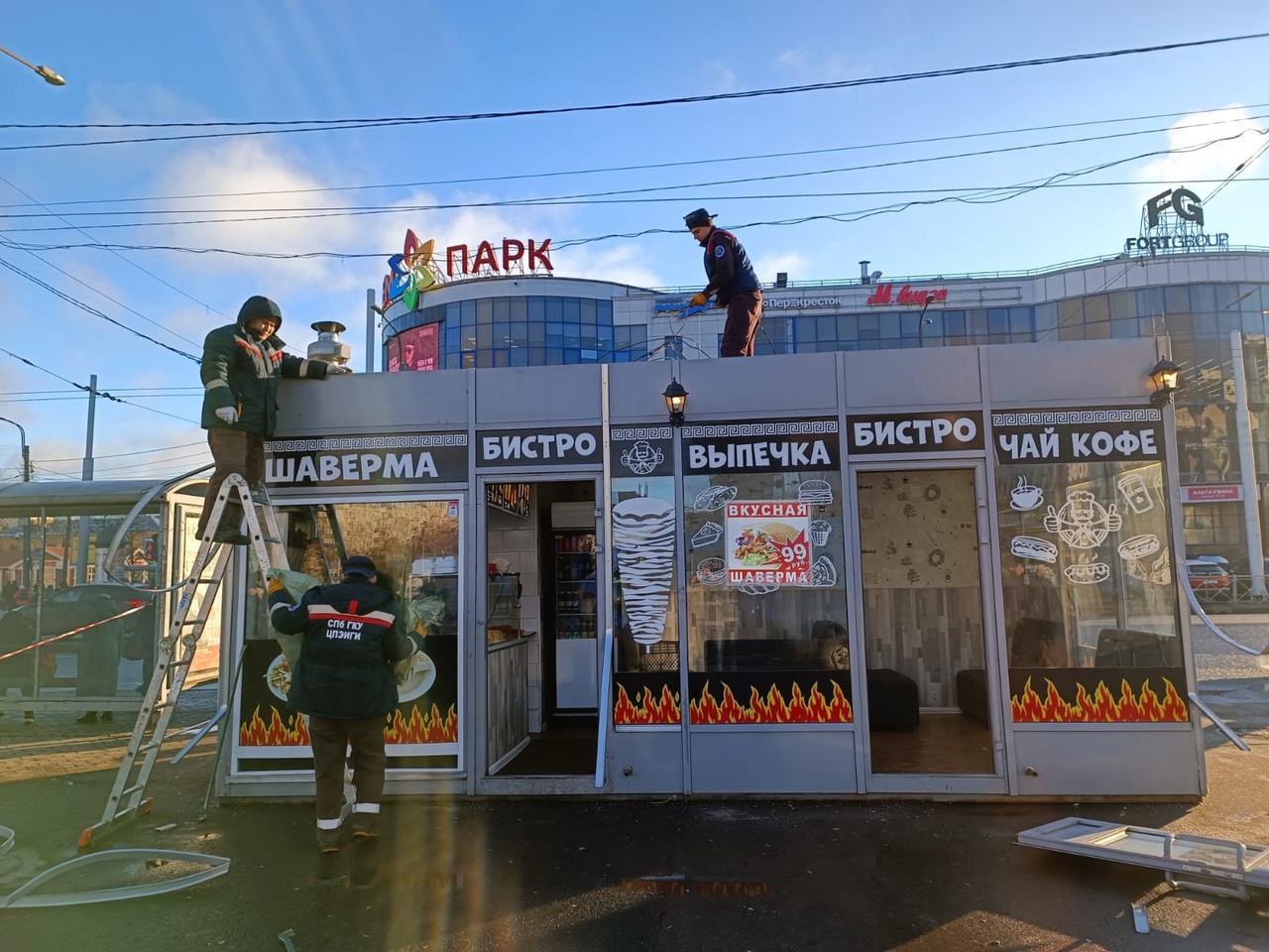 Торговые точки петербурга. Незаконная торговля метро Озерки Санкт Петербург. С Покровка ларьки. Ларьки в метро да. Ленинский проспект Санкт-Петербург 90 е годы ларьки.