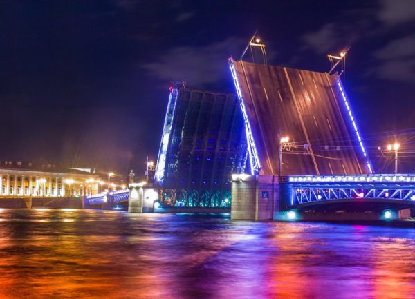 В Петербурге начинают разводить мосты