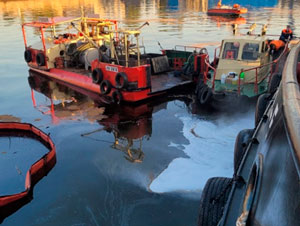 Суд рассмотрит дело о разливе мазута в порту Петербурга. Ущерб оценили в 2,6 млн рублей