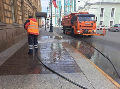 Для уборки петербургских улиц дорожники использовали более 100 тысяч литров шампуня