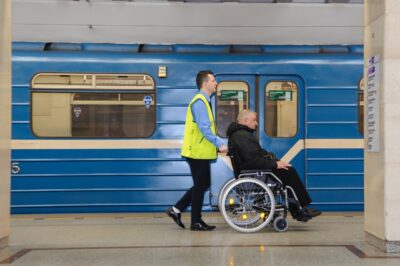 В петербургском метрополитене начали предоставлять кресла-коляски для маломобильных пассажиров